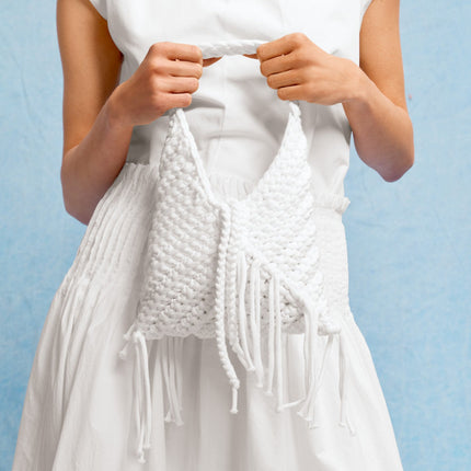 model 12 uit Lana Grossa magazine Bags 02, kleine witte vouwtas met moderne franjes