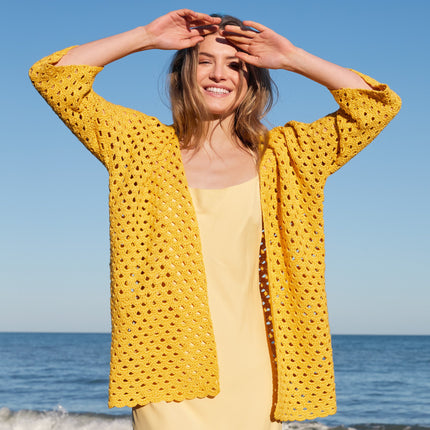 Garenkunst.nl, Haakpakket zomervest met Linarte Model 31 uit magazine Häkeln 09 van Lana Grossa, strandfoto van het gehaakte vest aan de voorkant.