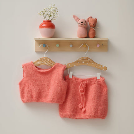 Breipakket babytopje model 12 Cosy Socks 4 Babies van Lana Grossa, beschikbaar in meerdere kleuren, set met rokje, hangt aan kinderkapsok