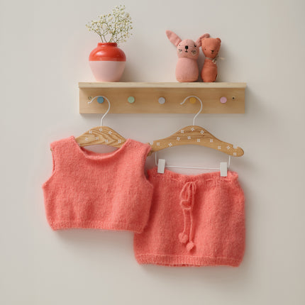 Breipakket babyrokje model 13 Cosy Socks 4 Babies van Lana Grossa, samen met topje, set hangt aan kinderkapstok