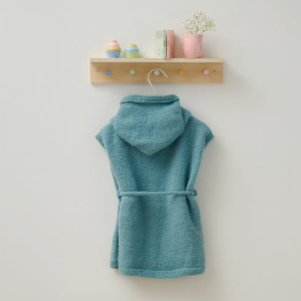 Breipakket babycape met capuchon model 3 Cosy Socks 4 Babies van Lana Grossa, achterkant cape, toont cappuchon, hangt aan kinderkapstok.