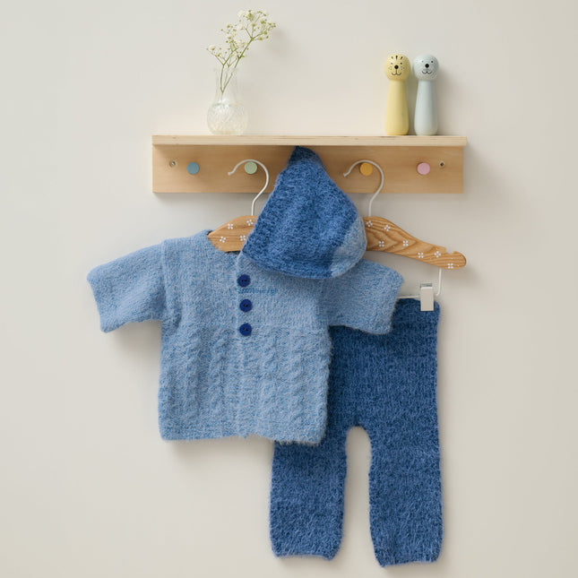 Breipakket babysetje muts, vest en broek Cosy Socks 4 Babies van Lana Grossa, originele flyerfoto