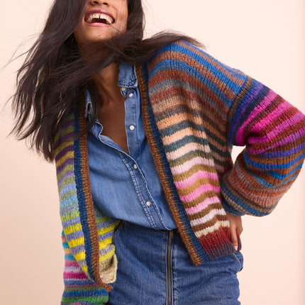 Lachend model breipakket gestreept vest Candy van Lana Grossa, originele afbeelding uit magazine Gomitolo 18