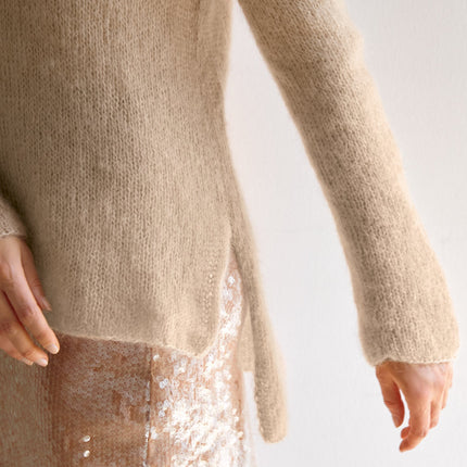 Detail spltjes en ongelijke lengtes voor-en achterkant trui gebreid van Filo di Gio van Lana Grossa, Model 20 uit Nera No. 3 in beige
