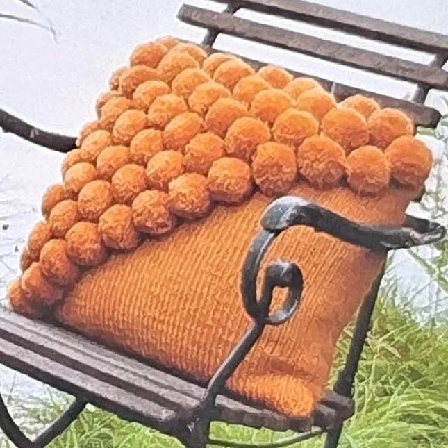 Breipakket kussen met Feltro pompons op één hoek  – Model 47 – Home 70 | Lana Grossa