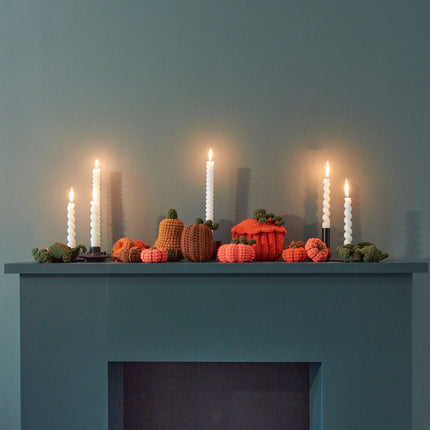 Herfstdecoratie met gehaakte pompoenen van Rico Design op schoorsteenmantel, haakpakket via Garenkunst.nl