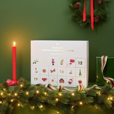 Ricorumi Crochet Advent Calendar Christmas Market in kerstsfeer met kaars en dennentakken