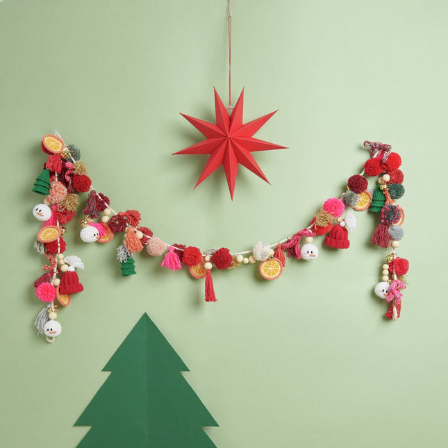 Gehaakte Ricorumi kerstslinger met papieren ster en kerstboom decoratie