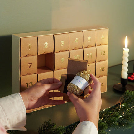 Geopende Ricorumi adventskalender met doosje garen in gouden tint
