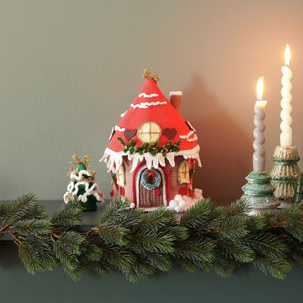 Gehaakt peperkoekhuisje van Ricorumi adventskalender op schoorsteenmantel met kerstboompje