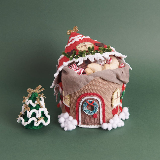 Detailfoto gehaakt Ricorumi peperkoekhuisje gevuld met koekjes