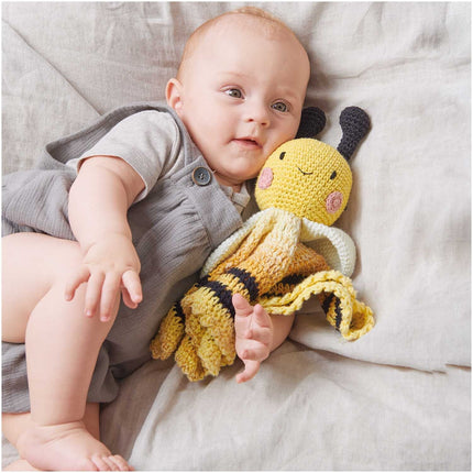 Baby met gehaakt Ricorumi knuffeldoekje Bij, Baby Blankies Rico Design