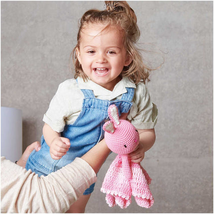 Kind met gehaakt Ricorumi knuffeldoekje Haasje, Baby Blankies Rico Design