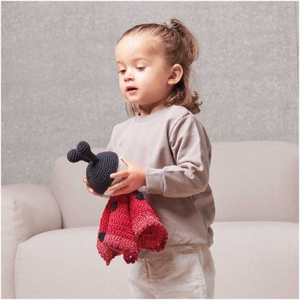 Kindje met gehaakt Ricorumi knuffeldoekje Lieveheersbeestje, Baby Blankies Rico Design