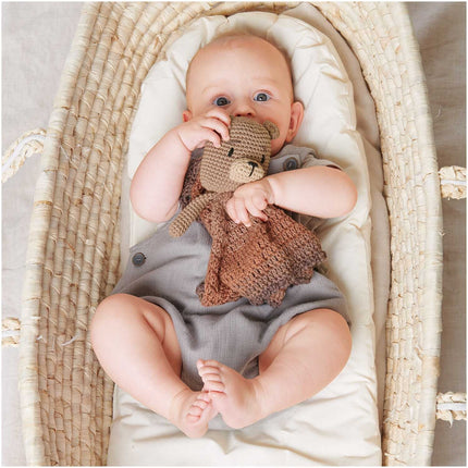 Baby met gehaakt Ricorumi knuffeldoekje Teddybeer, Baby Blankies Rico Design