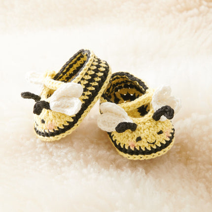 Detailfoto gehaakte Ricorumi babyschoentjes Bij op zachte ondergrond