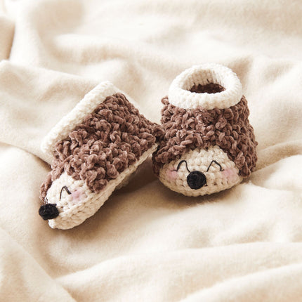 Gehaakte Ricorumi babyschoentjes Egel, sfeerfoto op zachte deken
