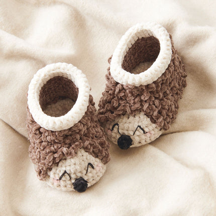 Detailfoto gehaakte Ricorumi babyschoentjes Egel op deken