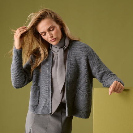 Chiaro breipakket vest met steekzakken van Lana Grossa uit Classici 31 bij Garenkunst.nl